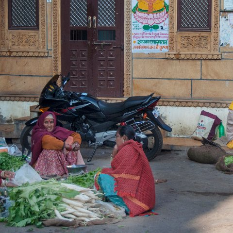 DSC_0001 ladies selling vegetables